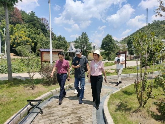 天九镇党委书记何晓珍(右一).jpg 天九镇党委书记何晓珍(右一).jpg