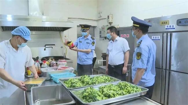 点击图片翻到下一页>> 南京高淳:把控高考食品安全 助力考生金榜题名
