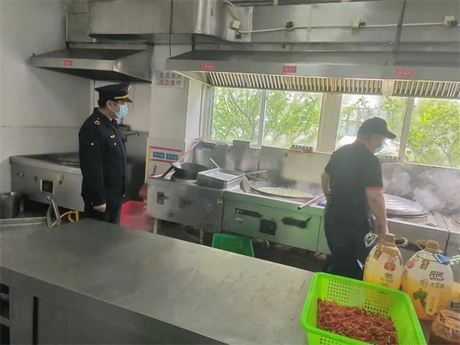 点击图片翻到下一页>> 南京高淳:把控高考食品安全 助力考生金榜题名