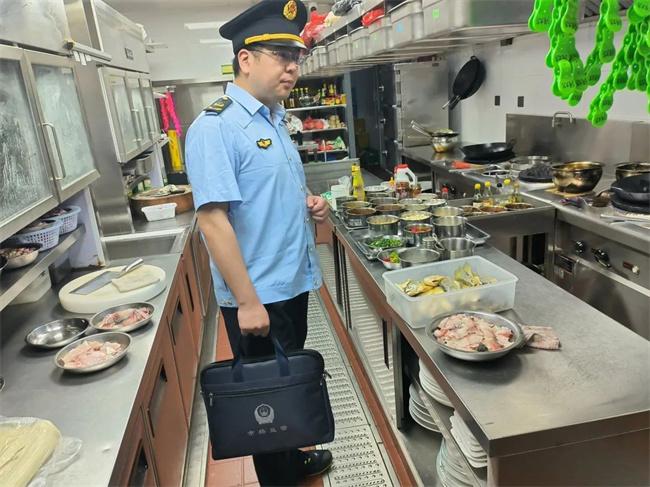 点击图片翻到下一页>> 南京高淳:把控高考食品安全 助力考生金榜题名