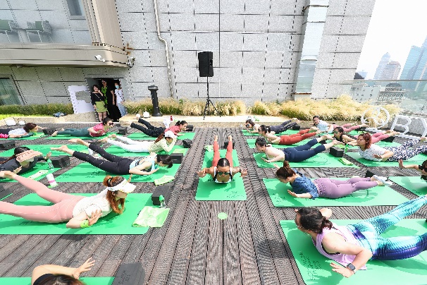 图片包含 建筑, 桌子, 室内, 躺

描述已自动生成