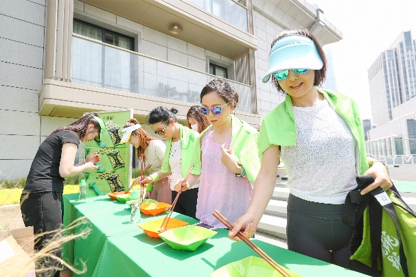 图片包含 人, 建筑, 桌子, 蛋糕

描述已自动生成