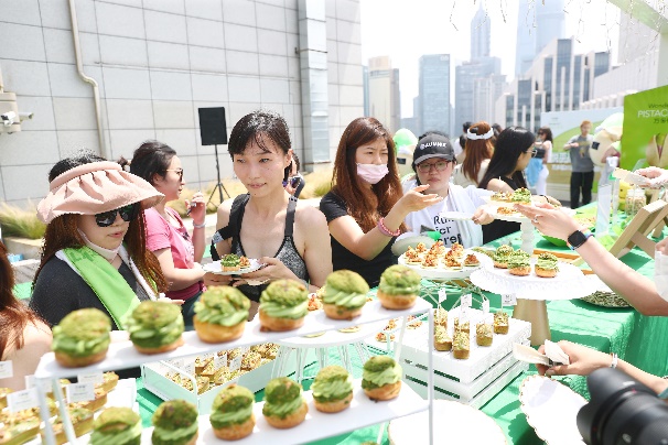 一群人在桌子前吃东西

描述已自动生成