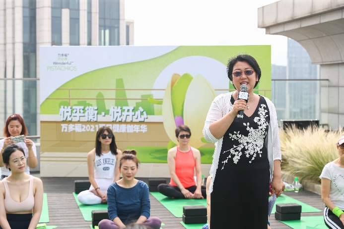 一群人站在一起

中度可信度描述已自动生成